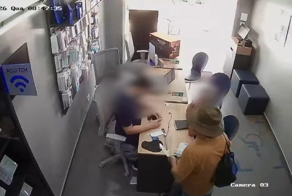Idoso dá facada em funcionário de loja de celular, após reclamar de contas/Reprodução