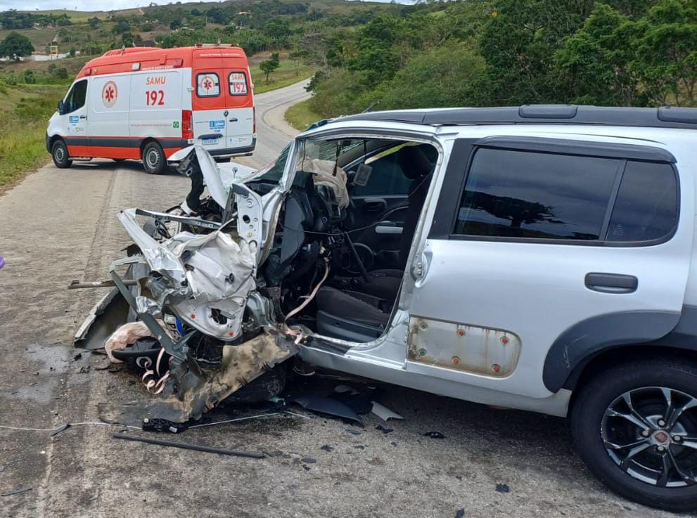 Pai , filho e outro homem morrem em acidente entre dois carros em BR e duas pessoas ficam feridas 
/Ascom/PRF