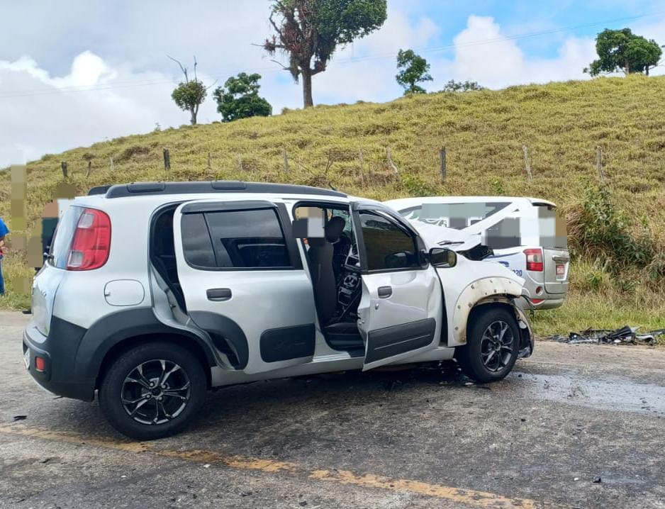 Pai , filho e outro homem morrem em acidente entre dois carros em BR e duas pessoas ficam feridas 
 (Ascom/PRF)