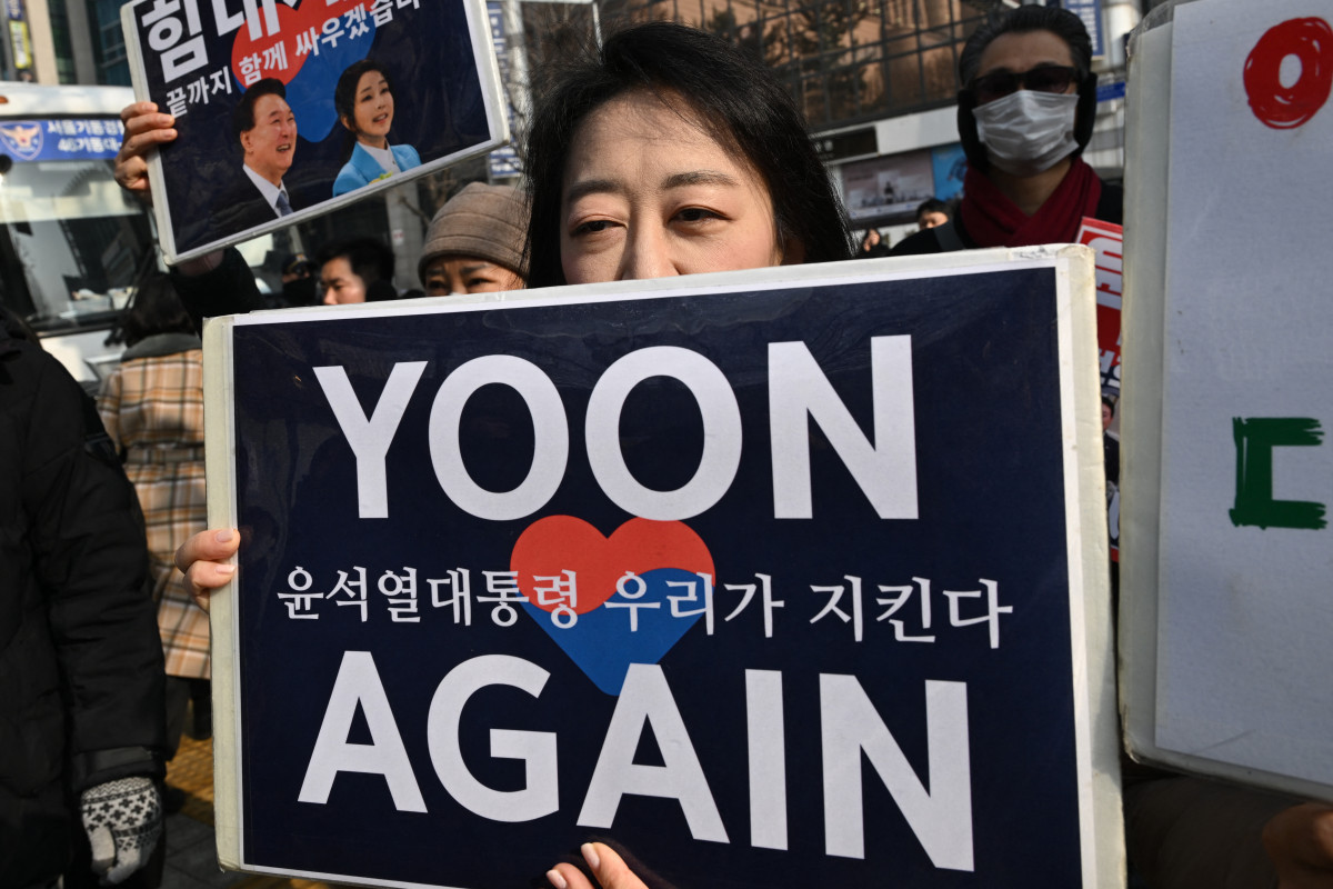 Apoiadores do ex-presidente sul-coreano Yoon Suk Yeol, que sofreu impeachment, se reúnem em frente ao Tribunal Distrital Central de Seul, em 16 de janeiro de 2026 ( AFP)
