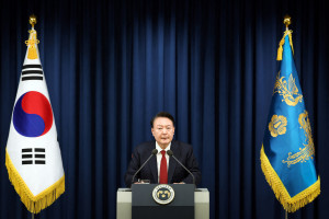 Presidente sul-coreano Yoon Suk Yeol discursando ao declarar a lei marcial em Seul