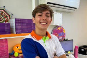 Caio atua como monitor no Col&eacute;gio N&uacute;cleo, onde estudou durante o ensino m&eacute;dio