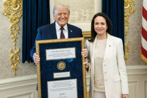 Mar&iacute;a Corina Machado concedeu seu diploma e sua medalha para Donald Trump