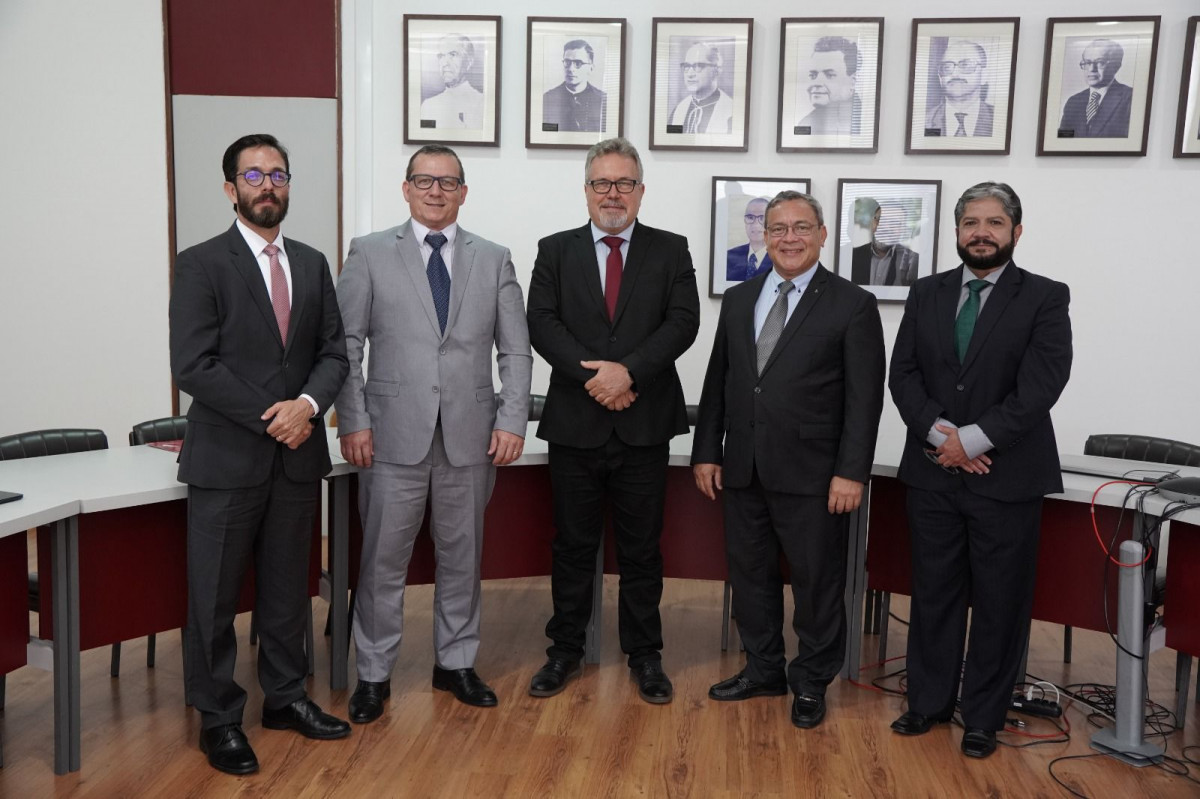 O novo Reitor da Unicap, Padre Carlos Fritzen, com o Vice-reitor, Padre Delmar Cardoso, e os Pró-reitores, Juliano Domingues, Aragon Bergonci e Alexandre Ramos/Alex Costa/Divulgação