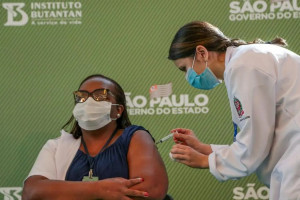 H&aacute; um ano, Brasil aplicava 1&ordf; dose de vacina contra a Covid-19
