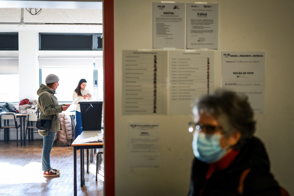 Eleitora vota nas eleições presidenciais de Portugal em uma seção eleitoral em Caldas da Rainha, norte de Lisboa/PATRICIA DE MELO MOREIRA/AFP