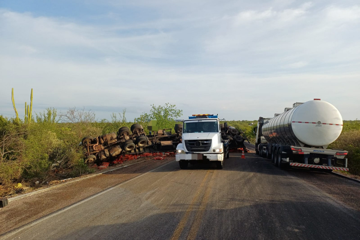 Homem morre após colisão entre carro e caminhão  (Foto: Divulgação PRF-PE)
