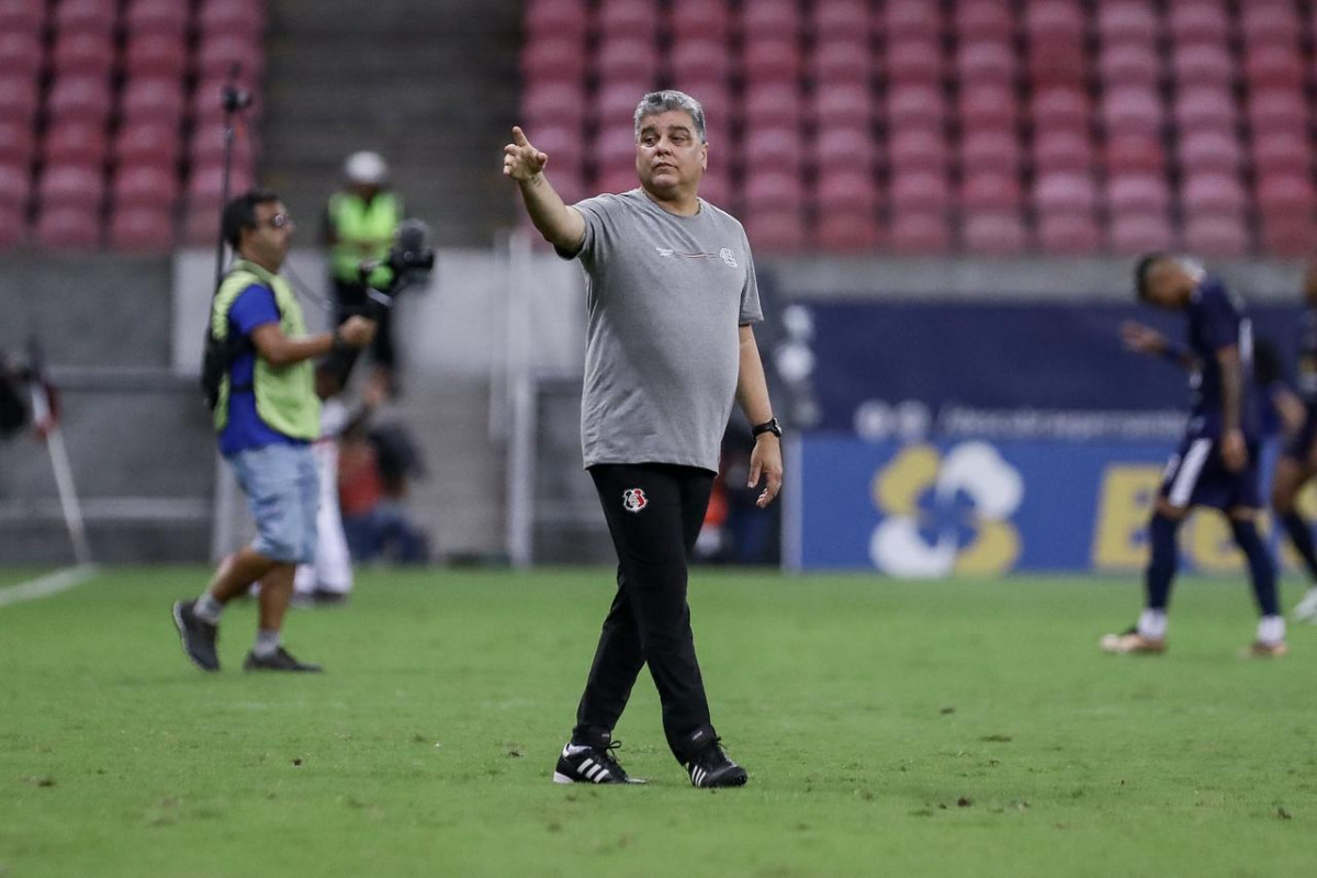 Marcelo Cabo, técnico do Santa Cruz/Evelyn Victoria/Santa Cruz