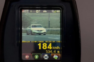 Carro de luxo trafegou a 184 km/h na BR-101