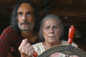 Rodrigo Santoro e Denise Weinberg no filme 'O &Uacute;ltimo Azul', do pernambucano Gabriel Mascaro