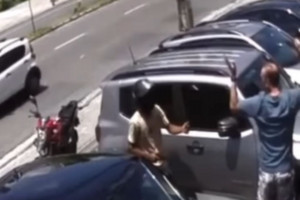 C&acirc;meras registram roubo de Rolex em Boa Viagem, na Zona Sul do Recife