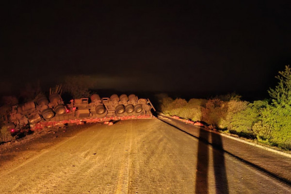 Homem morre após colisão entre carro e caminhão  (Foto: Divulgação PRF-PE)