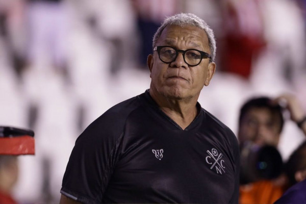 H&eacute;lio dos Anjos, t&eacute;cnico do N&aacute;utico