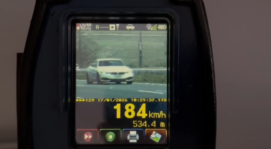 Carro de luxo trafegou a 184 km/h na BR-101/Foto: Reprodução/PRF