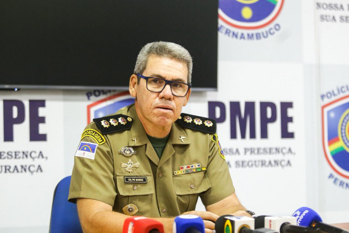 Coronel da PMPE João Barros fala, em coletiva de imprensa, sobre confusões em prévias de carnaval (Foto: Crysli Viana/DP Foto)