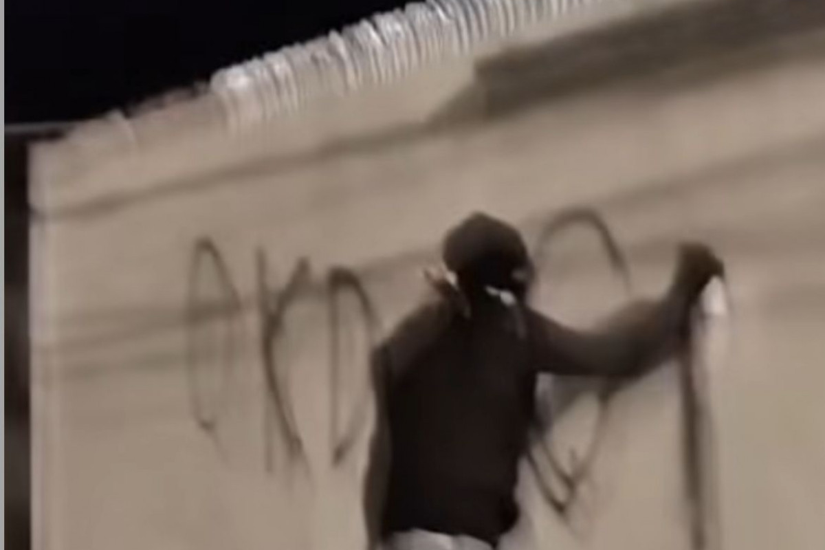 Muros são pichados em Goiana com nome da facção 