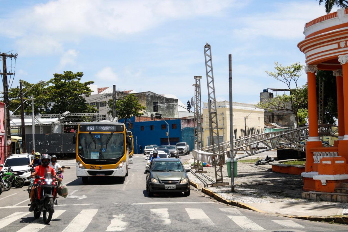 Montagem do Camarote do Galo provoca mudan&ccedil;as em paradas e linhas de &ocirc;nibus (Marina Torres/DP Foto)