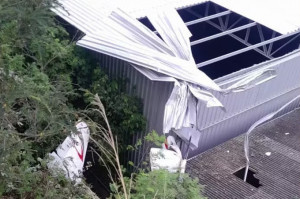 Avi&atilde;o de pequeno porte cai em galp&atilde;o de oficina em Guarapari, no Esp&iacute;rito Santo