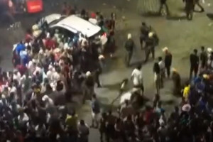 Em Olinda, um foli&atilde;o foi baleado logo ap&oacute;s o final do cortejo da tro&ccedil;a John Travolta, neste domingo (18)