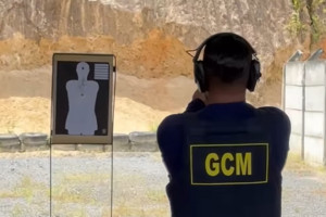 Guarda do Recife armada: agentes come&ccedil;am treinamento em estande de tiro