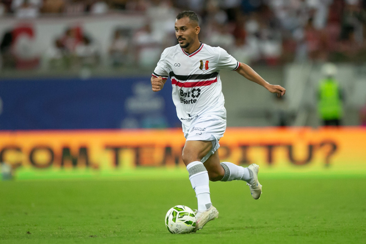 Rodrigues, lateral-esquerdo do Santa Cruz/Rafael Melo/FPF