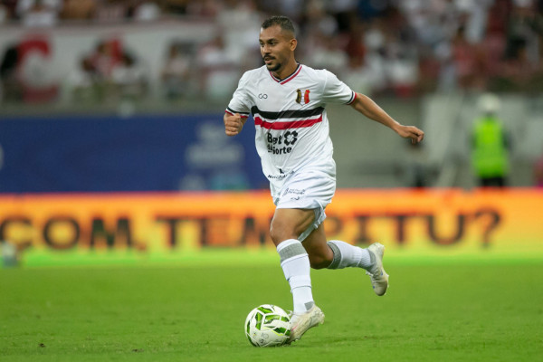 Rodrigues, lateral-esquerdo do Santa Cruz