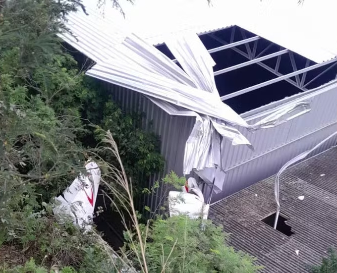 Avião de pequeno porte caiu em galpão de oficina em Guarapari, no Espírito Santo/Divulgação