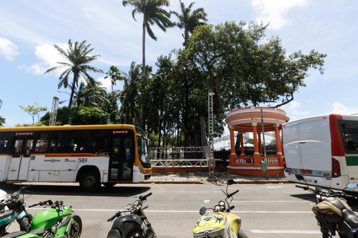 Montagem do Camarote do Galo provoca mudanças em paradas e linhas de ônibus (Marina Torres/DP Foto)
