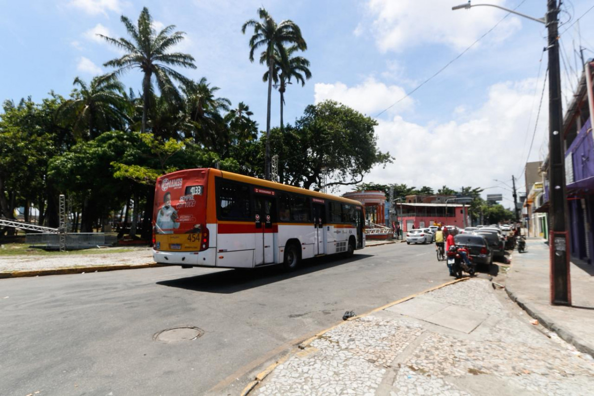 Montagem do Camarote do Galo provoca mudanças em paradas e linhas de ônibus (Marina Torres/DP Foto)