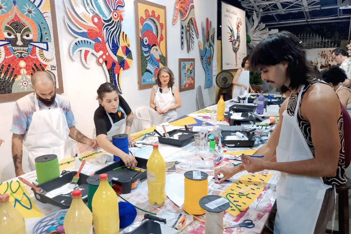 Artistas confeccionam alegorias do Galo Gigante, no Recife  /Divulgação 