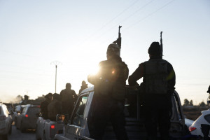 As for&ccedil;as do governo s&iacute;rio exibem suas armas ao tomarem posse da base militar das For&ccedil;as Democr&aacute;ticas da S&iacute;ria (SDF)