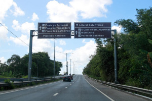 A PE-60, no trecho entre Recife e Porto de Galinhas, &eacute; uma das mais conhecidas e extensas do Litoral Sul, seguindo do Cabo de Santo Agostinho, no Grande Recife, at&eacute; a divisa com Alagoas