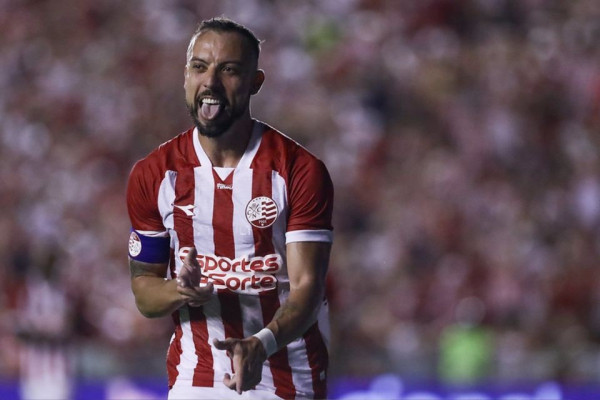 Paulo S&eacute;rgio, centroavante do N&aacute;utico