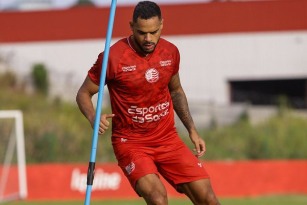 Juninho, meia do N&aacute;utico, em treinamento no CT