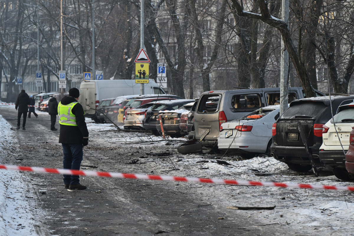 Carros danificados no local onde destroços de drones russos caíram durante um ataque aéreo em grande escala em Kiev/AFP