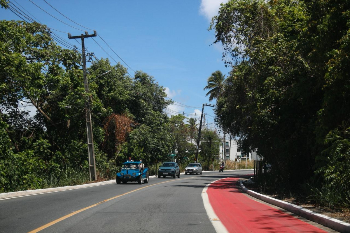 A Estrada de Muro Alto agora conta com sinalização viária horizontal, iluminação, ciclofaixa e asfalto novo (Foto: Marina Torres/DP Foto)