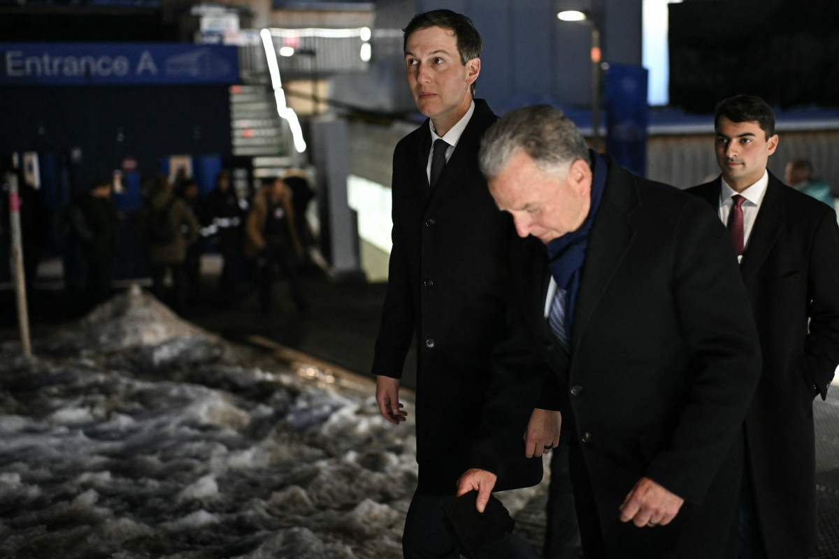 O enviado especial dos EUA, Steve Witkoff (à esquerda), e o empresário americano Jared Kushner (ao centro) caminham do lado de fora do Fórum Econômico Mundial (FEM), em Davos/ Fabrice COFFRINI / AFP
