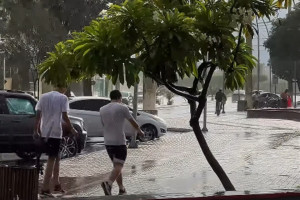 A quarta-feira come&ccedil;ou com chuva em Petrolina