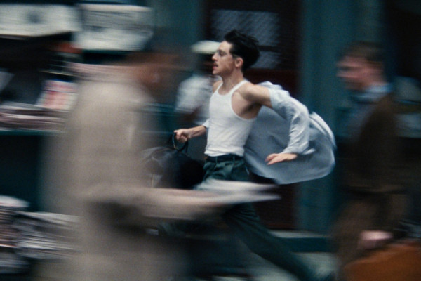 Filme é livremente inspirado na vida de um lendário jogador de tênis de mesa (A24/Divulgação)