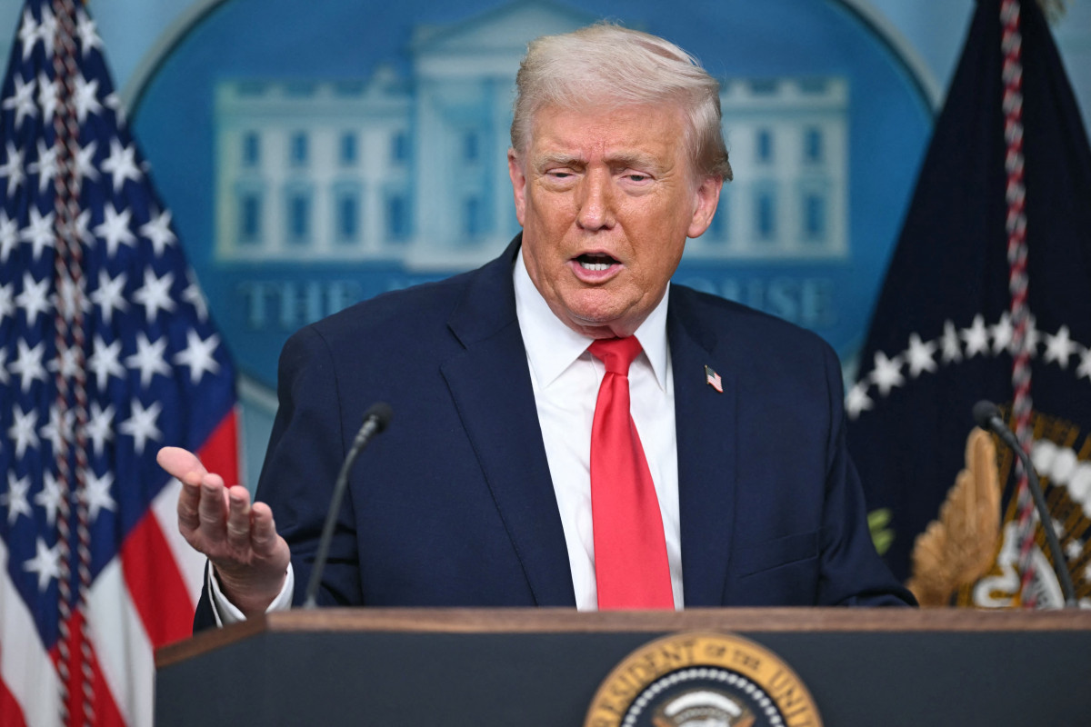 O presidente dos EUA, Donald Trump, discursa durante uma coletiva de imprensa na Sala de Imprensa Brady da Casa Branca, em Washington, DC, em 20 de janeiro de 2026/ AFP