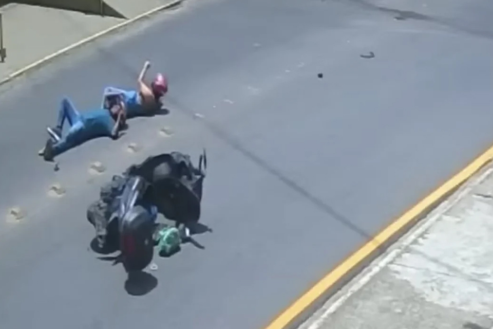 Casal teve escoriações após acidente causando por fio de telefonia/REPRODUÇÃO/VÍDEO