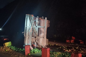 Caminh&atilde;o tombou em Pombos e deixou a carga de frutas espalhada na via
