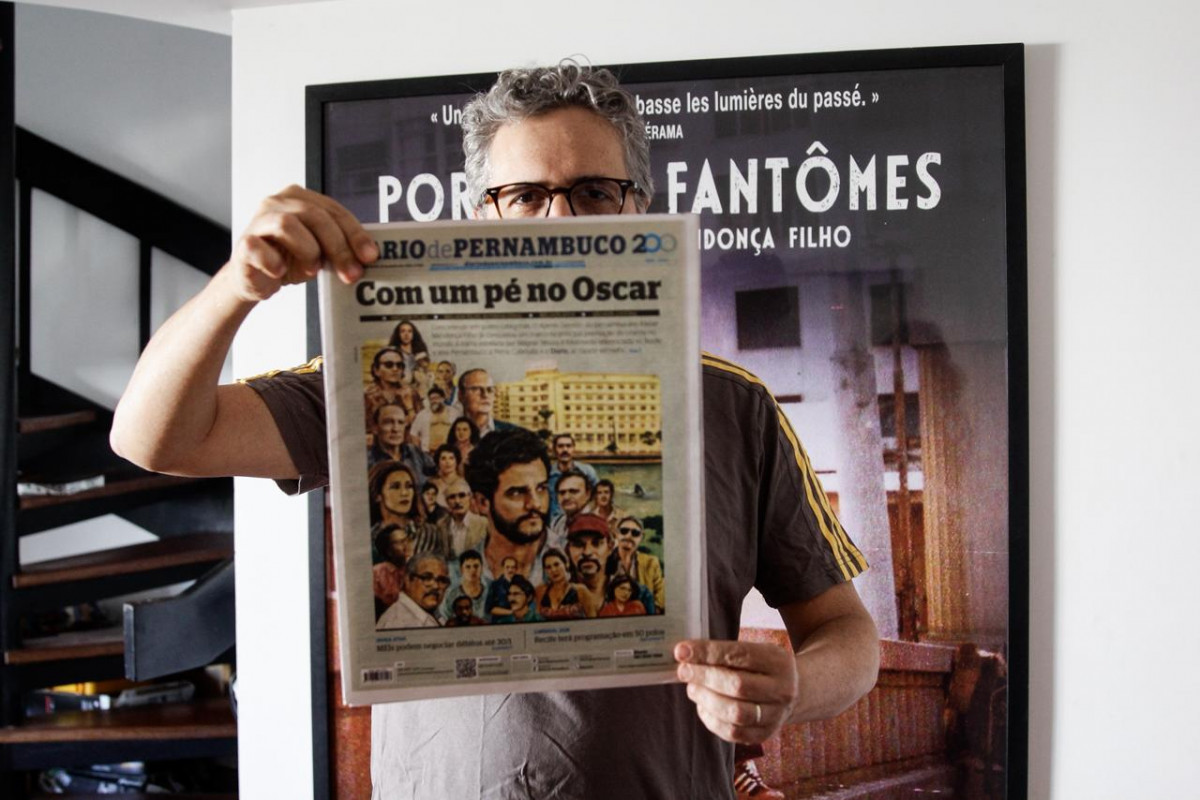 Kleber Mendonça Filho posa com a edição histórica do Diario de Pernambuco, publicada nesta sexta-feira (23)/Foto: Marina Torres/DP Foto