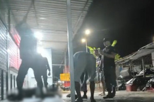 Mulher foi retirada do local puxada pelos cabelos.