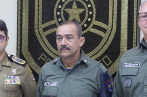 O 2&ordm; sargento Samuel de Ara&uacute;jo Lima ao ser recebido pelo comandante da corpora&ccedil;&atilde;o por prender suspeito de latroc&iacute;nio.