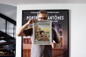 Kleber Mendon&ccedil;a Filho posa com a edi&ccedil;&atilde;o hist&oacute;rica do Diario de Pernambuco, publicada nesta sexta-feira (23)