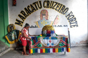 Muito antes do desfile, o carnaval j&aacute; acontece nos bastidores dos maracatus de baque solto
