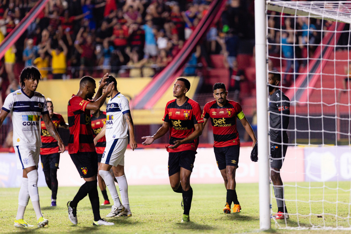 O centroavante Gustavo Coutinho e os zagueiros Marcelo Ajul e Ramon Menezes em ação pelo Sport/Paulo Paiva/Sport Recife