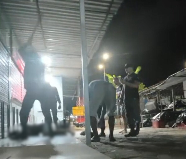 Mulher foi retirada do local puxada pelos cabelos./Foto: Reprodução