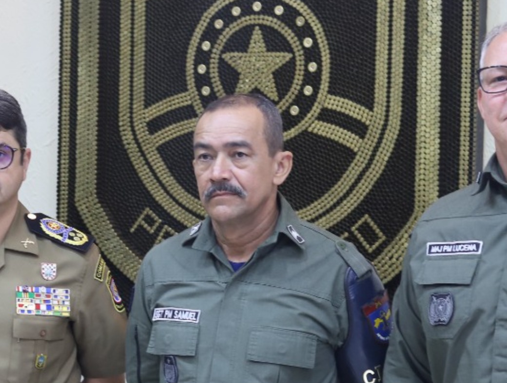 O 2º sargento Samuel de Araújo Lima ao ser recebido pelo comandante da corporação por prender suspeito de latrocínio./Foto: Sgt Elton Camilo/Ascom PMPE